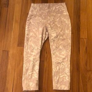 Lululemon EXCELLENT condition worn once thick lux inseam 21 size 6 AWESOME